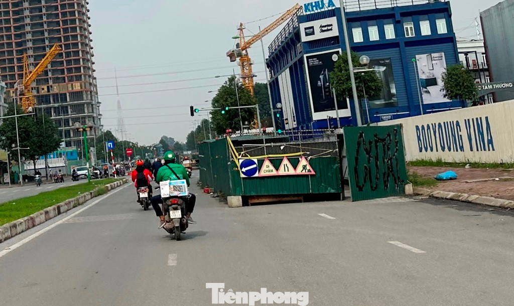 Trên phố Vũ Trọng Khánh, hiện cũng đang có trên 10 hàng rào công trường thi công của dự án xử lý nước thải Yên Xá nằm trên đường và không thấy công nhân, máy móc thi công, sự việc diễn ra cả năm nay, gây khó khăn cho giao thông.