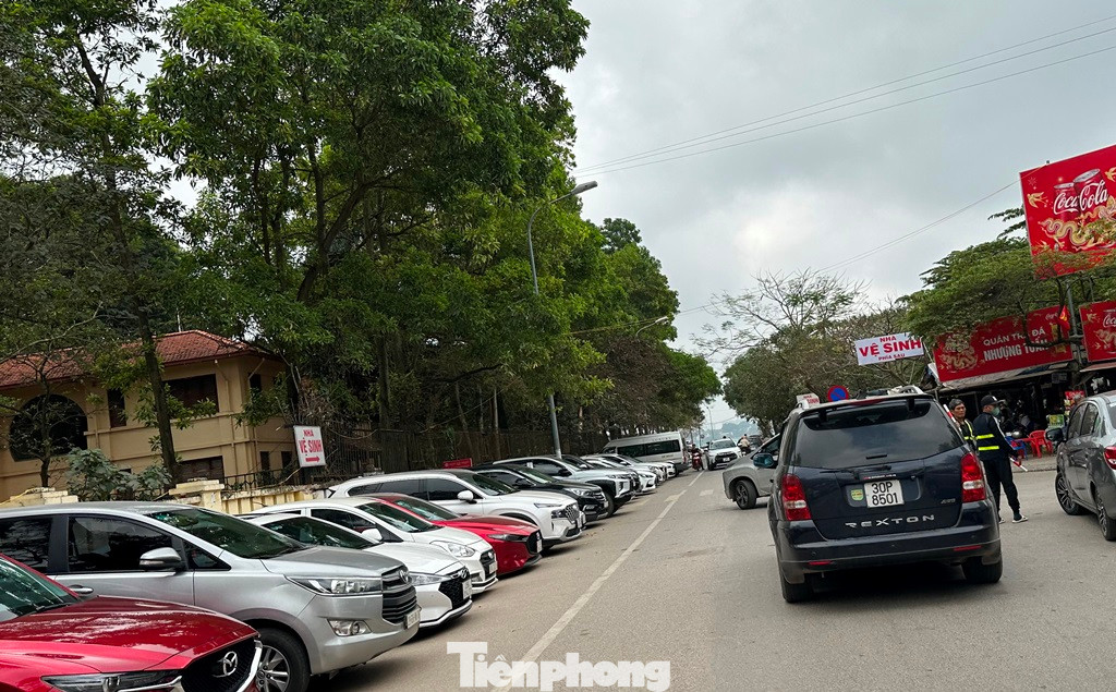 Nhiều tuần qua nhân viên các bãi xe đã hướng dẫn người dân đi Phủ đỗ ô tô kín 2 bên vỉa hè phố Đặng Thai Mai và các ngõ dẫn vào phủ Tây Hồ.