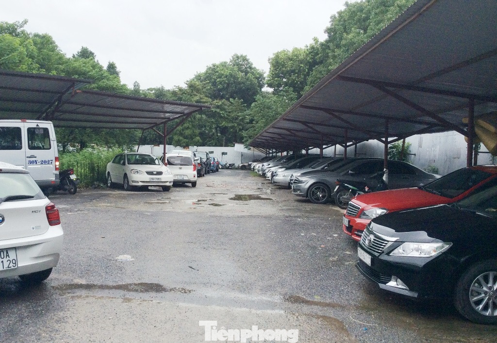 Do mặt bằng bỏ không lâu ngày, thời gian qua một số cá nhân đã dựng lán tạm làm bãi xe lậu và thu giá cao, sau khi có phản ánh của báo Tiền Phong, bãi xe lậu đã được giải tỏa.