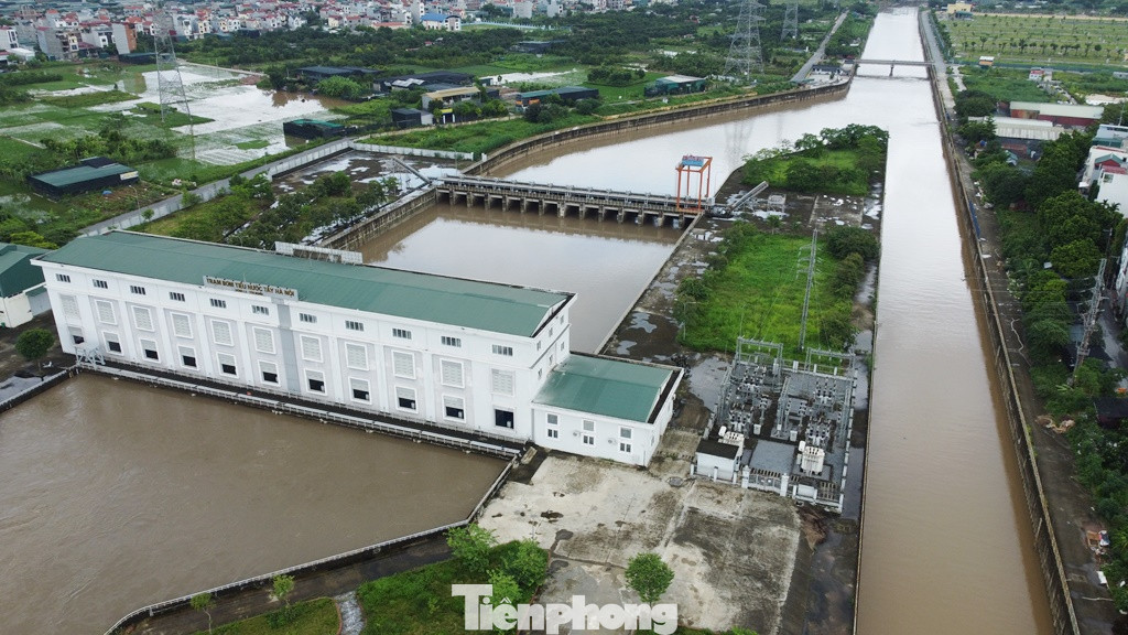 Dự án có 10 tổ máy với công suất 120 m3 nước/giây (lớn nhất Hà Nội) và đã đã hoàn thành 2 năm nay nhưng chưa bao giờ hoạt động hết công suất.