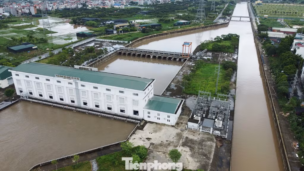 Dự án có 10 tổ máy với công suất 120 m3 nước/giây (lớn nhất Hà Nội) và đã đã hoàn thành 2 năm nay nhưng chưa bao giờ hoạt động hết công suất.