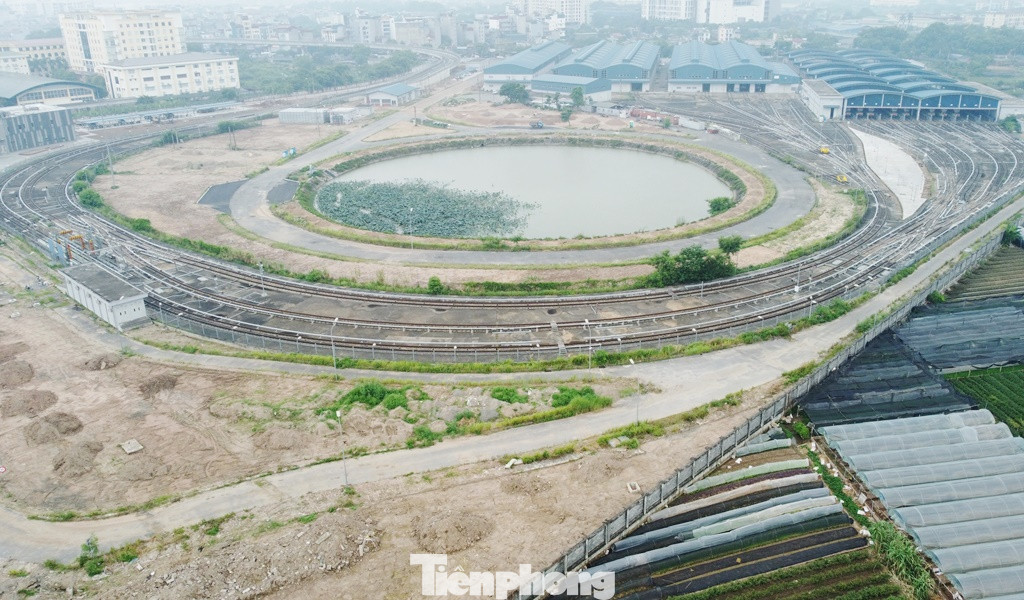 Toàn bộ khu depot Nhổn rộng 15 ha, sáng 2/7 vắng lặng.