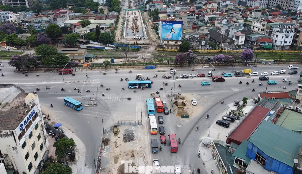 Theo các đơn vị thi công, việc dừng các hàng rào này là để thi công hạng mục đường dẫn lên xuống (hầm hở) hầm chui Vành đai 2,5 qua nút giao Giải Phóng - Kim Đồng.