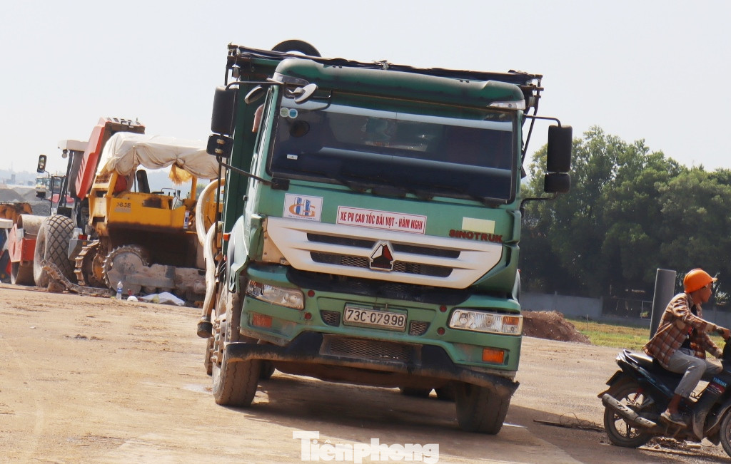Trong hai ngày qua, mặc dù là ngày nghỉ lễ nhưng công trường vẫn nhộn nhịp làm việc ở tất cả các gói thầu.