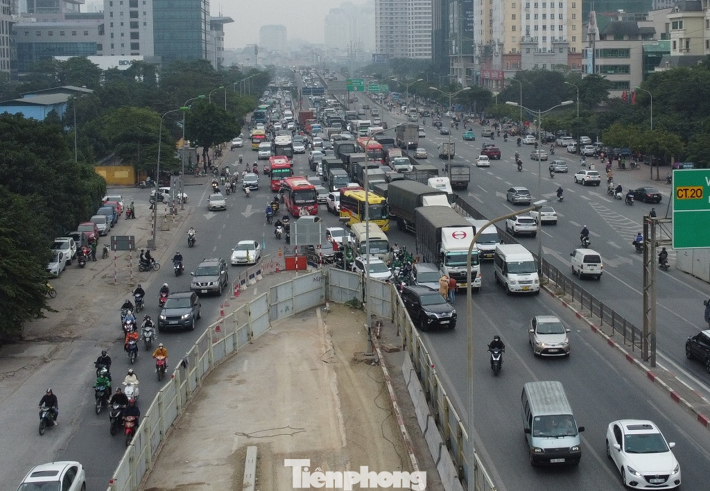 Cùng với ùn tắc, hiện nay công trình thi công hai cầu vượt thép bổ sung tại nút giao cầu vượt Mai Dịch còn gây bụi bặm, buổi sáng tại đây không khí thường âm u, mù mịt.
