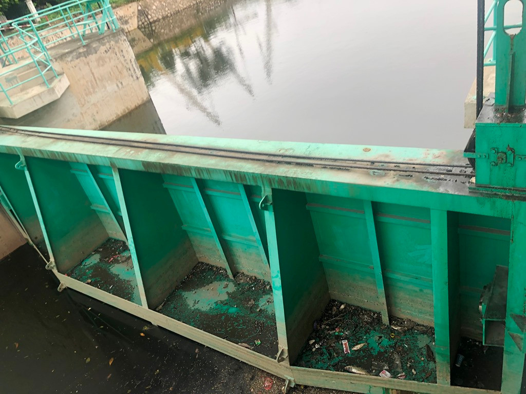 Nhiều đập tràn và đập chống ngập úng cho Hà Nội mức nước đã được xả cạn và nhìn thấy được chân đáy cửa xả.