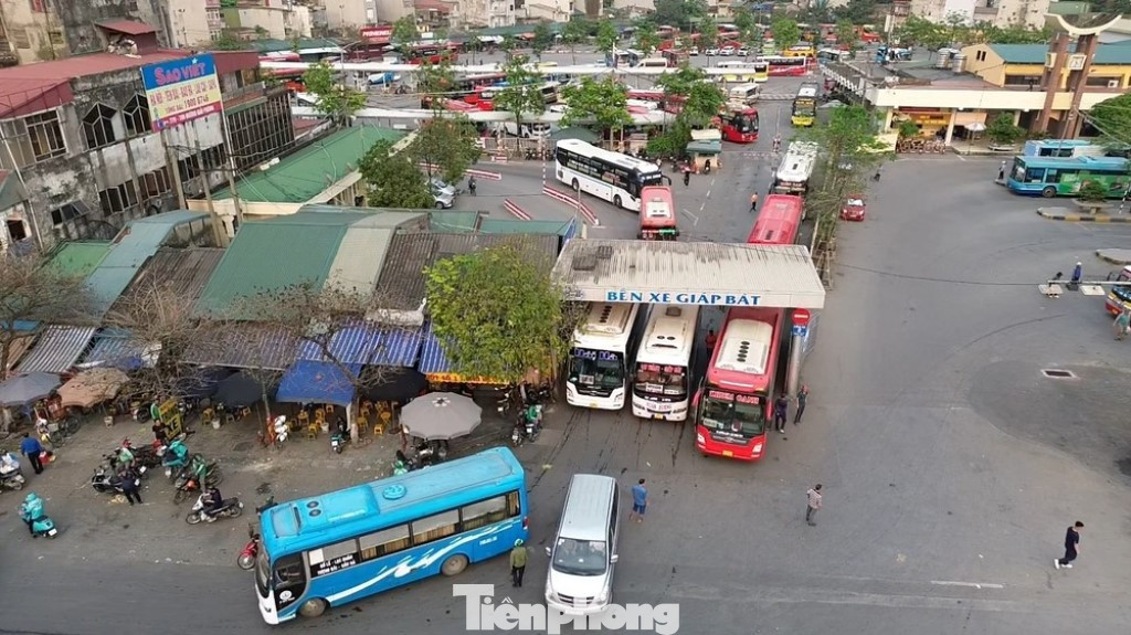 Sở GTVT Hà Nội cho biết, các bến xe đã làm lệnh xuất bến để giải tỏa hành khách bị "kẹt" lại do bão số 3. Ảnh: PV
