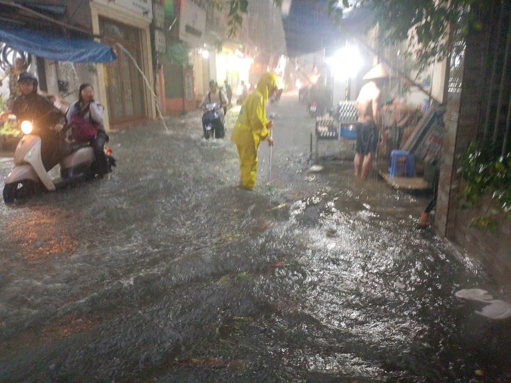 Chỉ khoảng 30 phút, trên phố Bùi Xương Trạch mực nước ngập đến 30 cm, nhân viên Cty Thoát nước Hà Nội đã phải đi mở các nắm hố ga để tiêu nước cho nhanh. Chỉ khoảng 30 phút, trên phố Bùi Xương Trạch mực nước ngập đến 30 cm, nhân viên Cty Thoát nước Hà Nội đã phải đi mở các nắm hố ga để tiêu nước cho nhanh.