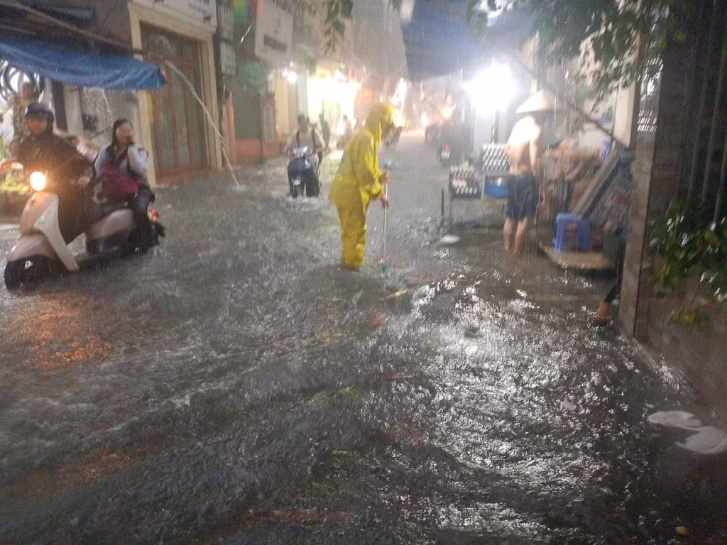 Chỉ khoảng 30 phút, trên phố Bùi Xương Trạch mực nước ngập đến 30 cm, nhân viên Cty Thoát nước Hà Nội đã phải đi mở các nắm hố ga để tiêu nước cho nhanh. Chỉ khoảng 30 phút, trên phố Bùi Xương Trạch mực nước ngập đến 30 cm, nhân viên Cty Thoát nước Hà Nội đã phải đi mở các nắm hố ga để tiêu nước cho nhanh.