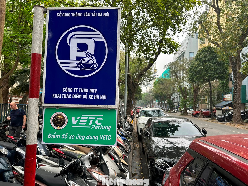 Trong sáng 15/4, ô tô xe máy gửi tại nhiều điểm đỗ ở các tuyến phố trung tâm Hà Nội đều được hướng dẫn để thanh toán trả phí không dùng tiền mặt.