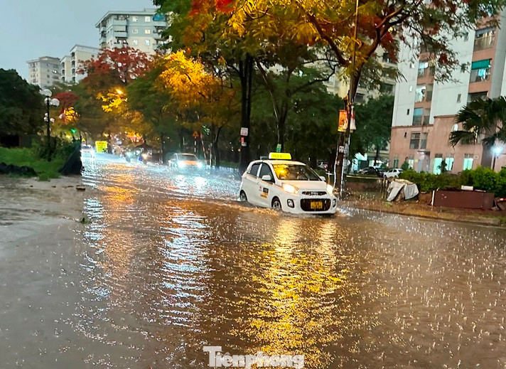 Cơn mưa chiều 19/5 đã làm cho hàng chục tuyến phố Hà Nội xuất hiện tình trạng ngập sâu trong nước.