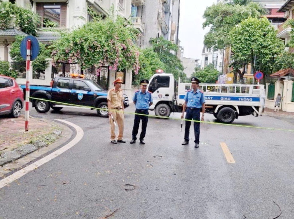 Để công tác thu dọn cây đổ và làm vệ sinh diễn ra an toàn, lực lượng Thanh tra và CSGT đã lập các tổ công tác liên ngành đứng điều tiết, phân luồng giao thông trực tiếp. Để công tác thu dọn cây đổ và làm vệ sinh diễn ra an toàn, lực lượng Thanh tra và CSGT đã lập các tổ công tác liên ngành đứng điều tiết, phân luồng giao thông trực tiếp.