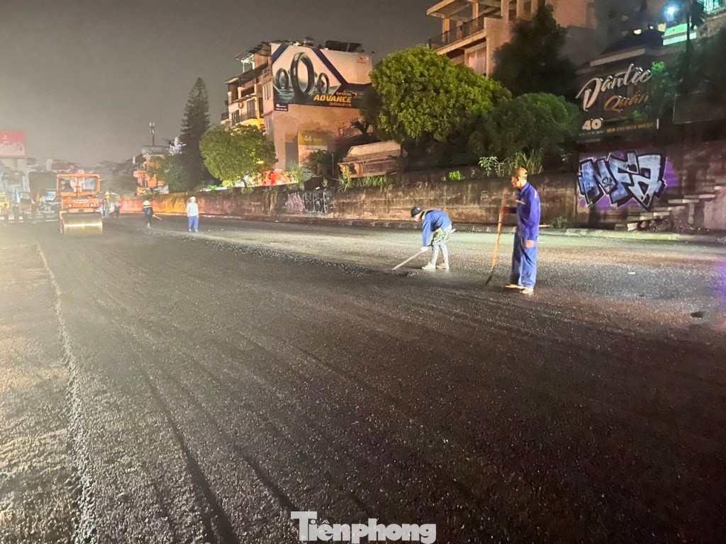 Công nhân thi công thảm mặt đường đoạn mở rộng trong các đêm vừa qua.