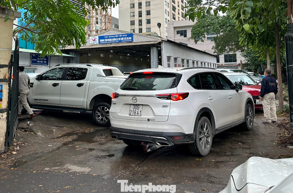 Ghi nhận của PV Tiền Phong những ngày qua tại các trung tâm đăng kiểm khu vực nội thành Hà Nội (từ Vành đai 3 trở vào) đang có tình trạng xe xếp hàng chờ được đăng kiểm.