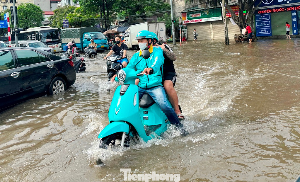 Đến trưa nay trục đường Phùng Hưng - Cầu Bươu đoạn qua bệnh viện K Tân Triều vẫn ngập gần lút bánh xe máy.