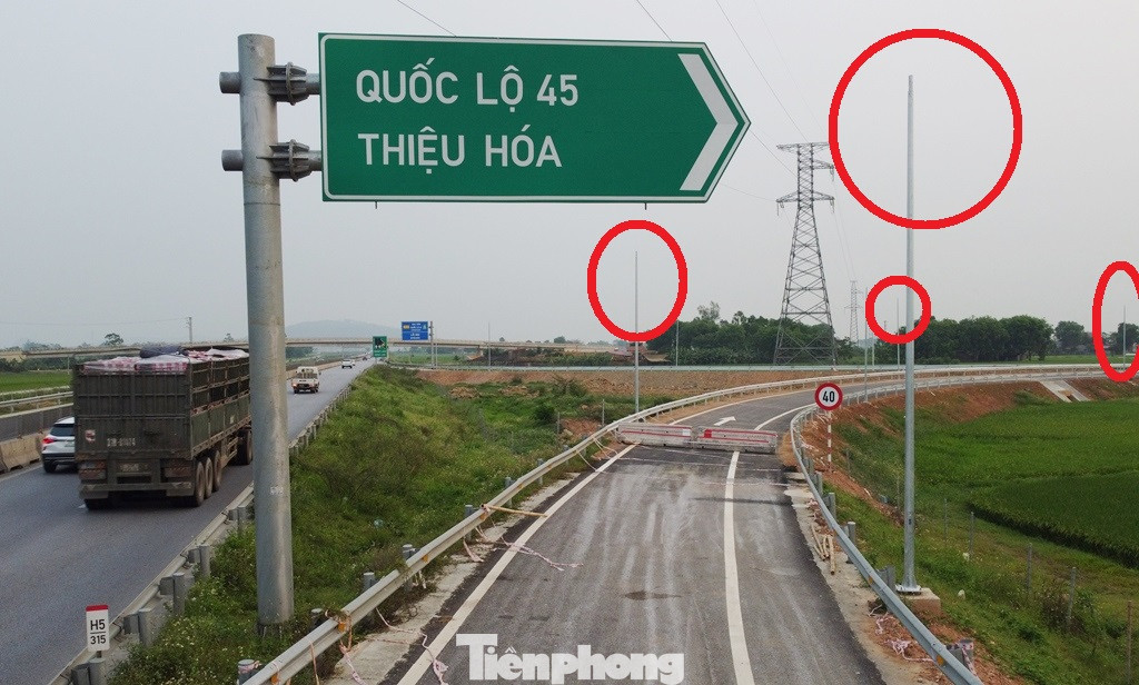 Tại nút giao Thiệu Giang, hệ thống biển báo, vạch kẻ sơn chưa đẩy đủ, đặc biệt là hệ thống đèn chiếu sáng về đêm để phương tiện tiếp cận nút giao, ra vào cao tốc chưa có, hệ thống đèn chiếu sáng chỉ có cột không có bóng đèn. Tại nút giao Thiệu Giang, hệ thống biển báo, vạch kẻ sơn chưa đẩy đủ, đặc biệt là hệ thống đèn chiếu sáng về đêm để phương tiện tiếp cận nút giao, ra vào cao tốc chưa có, hệ thống đèn chiếu sáng chỉ có cột không có bóng đèn.