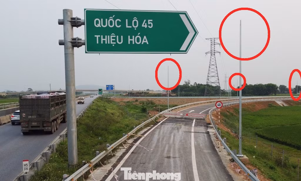Tại nút giao Thiệu Giang, hệ thống biển báo, vạch kẻ sơn chưa đẩy đủ, đặc biệt là hệ thống đèn chiếu sáng về đêm để phương tiện tiếp cận nút giao, ra vào cao tốc chưa có, hệ thống đèn chiếu sáng chỉ có cột không có bóng đèn. Tại nút giao Thiệu Giang, hệ thống biển báo, vạch kẻ sơn chưa đẩy đủ, đặc biệt là hệ thống đèn chiếu sáng về đêm để phương tiện tiếp cận nút giao, ra vào cao tốc chưa có, hệ thống đèn chiếu sáng chỉ có cột không có bóng đèn.