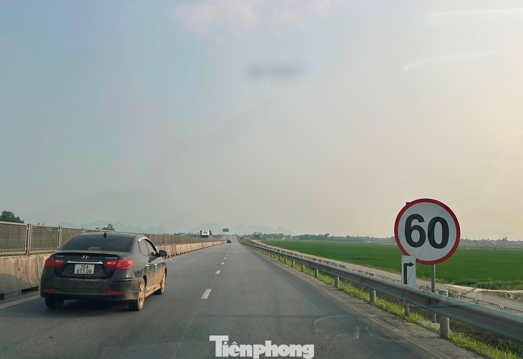 Thậm chí biển cắm hạn chế tốc độ đoạn qua công trường cũng không được hợp lý vì xe đang chạy trên cao tốc với tốc độ tối đa là 90 km/h nhưng bất ngờ có biển hạn chế xuống 60 km/h rất đột ngột.