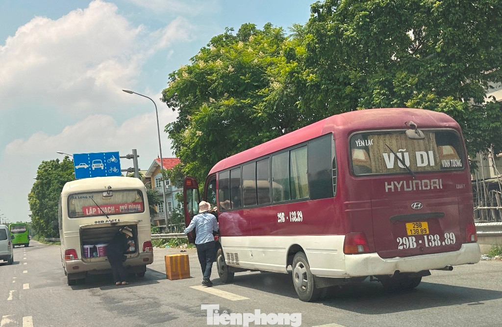 Trên trục đường Võ Văn Kiệt - Vành đai 3 nhiều điểm đón trả khách như nút giao Kim Chung, nút giao Nam Hồng, cầu Vân Trì (Đông Anh)... cũng đang hoạt động từ sáng đến tối. Ảnh: Hai xe khách BKS 29B-13889 và 88B-00654 đón khách và nhận hàng tại nút giao Kim Chung ngày 29/5.