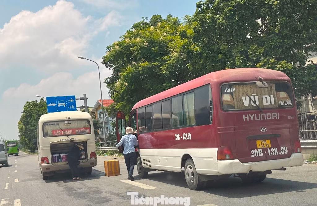 Trên trục đường Võ Văn Kiệt - Vành đai 3 nhiều điểm đón trả khách như nút giao Kim Chung, nút giao Nam Hồng, cầu Vân Trì (Đông Anh)... cũng đang hoạt động từ sáng đến tối. Ảnh: Hai xe khách BKS 29B-13889 và 88B-00654 đón khách và nhận hàng tại nút giao Kim Chung ngày 29/5. Trên trục đường Võ Văn Kiệt - Vành đai 3 nhiều điểm đón trả khách như nút giao Kim Chung, nút giao Nam Hồng, cầu Vân Trì (Đông Anh)... cũng đang hoạt động từ sáng đến tối. Ảnh: Hai xe khách BKS 29B-13889 và 88B-00654 đón khách và nhận hàng tại nút giao Kim Chung ngày 29/5.