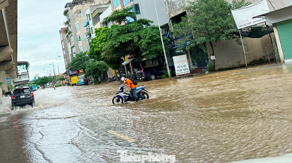 Nước ngập khiến tuyến đường hướng tâm Quang Trung - Ba La - QL vốn đông kín xe trưa nay chỉ lác đác, một số xe hai bánh "liều" đi qua thì bị chết máy.