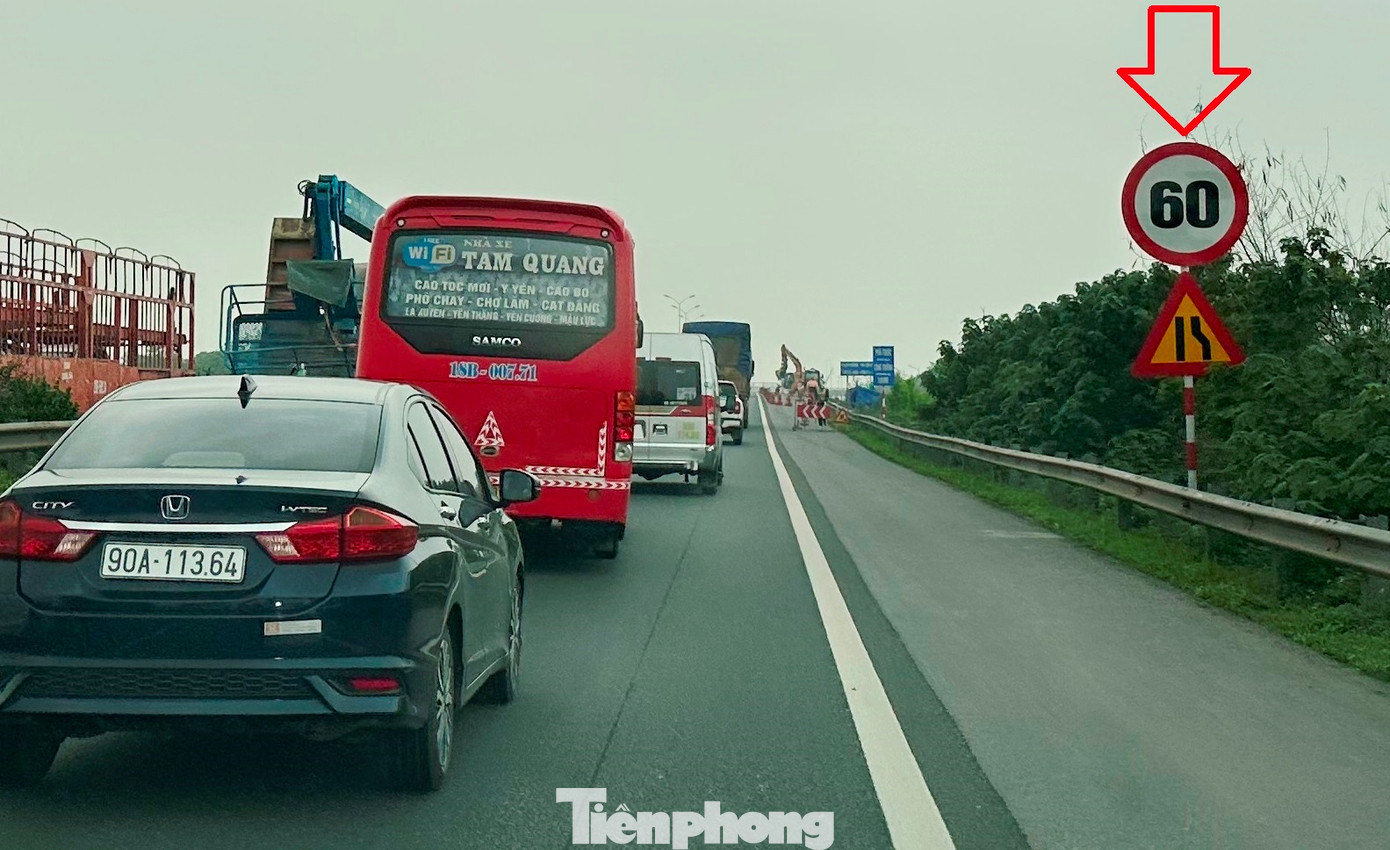 Phương tiện đi trên cao tốc Cầu Giẽ - Ninh Bình đang được lưu thông với vận tốc đến 120 km/h, nhưng đoạn qua các hàng rào công trường được hạ xuống 60 km/h. Phương tiện đi trên cao tốc Cầu Giẽ - Ninh Bình đang được lưu thông với vận tốc đến 120 km/h, nhưng đoạn qua các hàng rào công trường được hạ xuống 60 km/h.