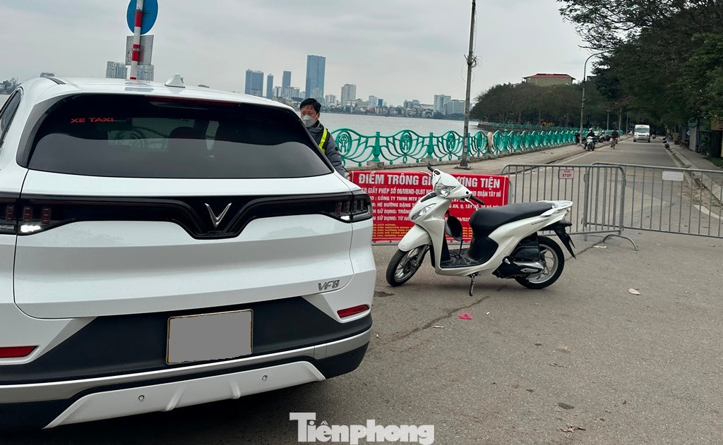 Thậm chí, hàng rào sắt được nhân viên dùng để bịt đường dạo đoạn qua phố Quảng An trái phép, yêu cầu các ô tô tham gia giao thông vào bãi gửi xe "chặt chém".