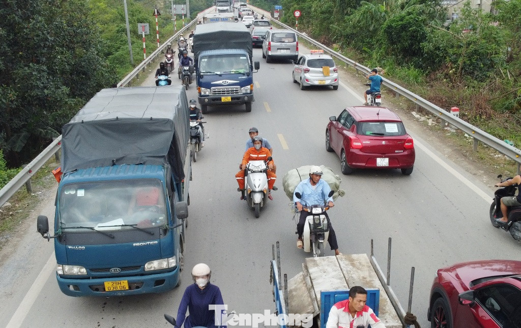 Hiện QL6 từ Hà Nội đi Hòa Bình và ngược lại là cung đường gần nhất nên hàng ngày lượng xe qua lại rất đông, lưu lượng quá tải cả chục lần năng lực thiết kế mặt đường.