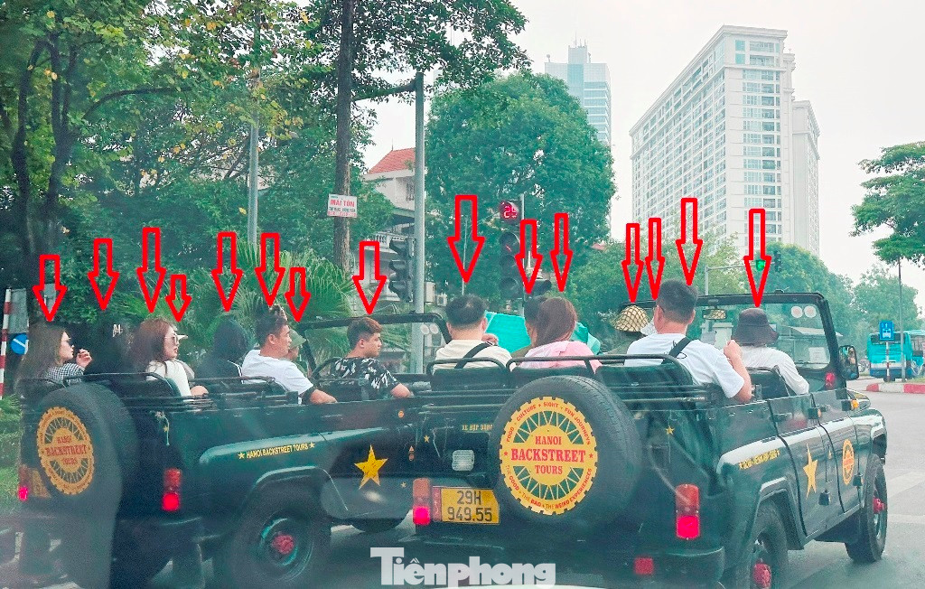 Theo đăng kiểm, các xe u oát - UAZ chỉ được chở 5 người, nhưng tuần qua vừa chở đến 7 - 8 người vừa dàn hàng ngang "diễu phố" Hà Nội. Ảnh: A-T