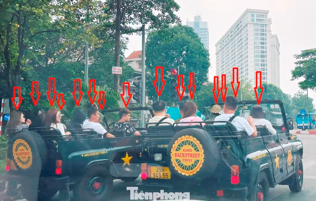Ngày 7/6, tại khu vực Hàng Tre - Trần Nhật Duật, phóng viên đã ghi được đoàn 5 UAZ chở quá số người quy định, trong đó xe có BKS 29H-94955 chở 7 khách, xe 29H-94688 (bên trái ảnh) chở đến 8 người (mũi tên đỏ).