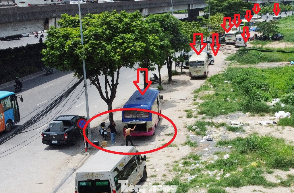 Xe khách dàn hàng đứng đón trả khách dài khoảng nửa cây số trên đường, hè phố Phạm Hùng (Cầu Giấy). Ảnh: N-H