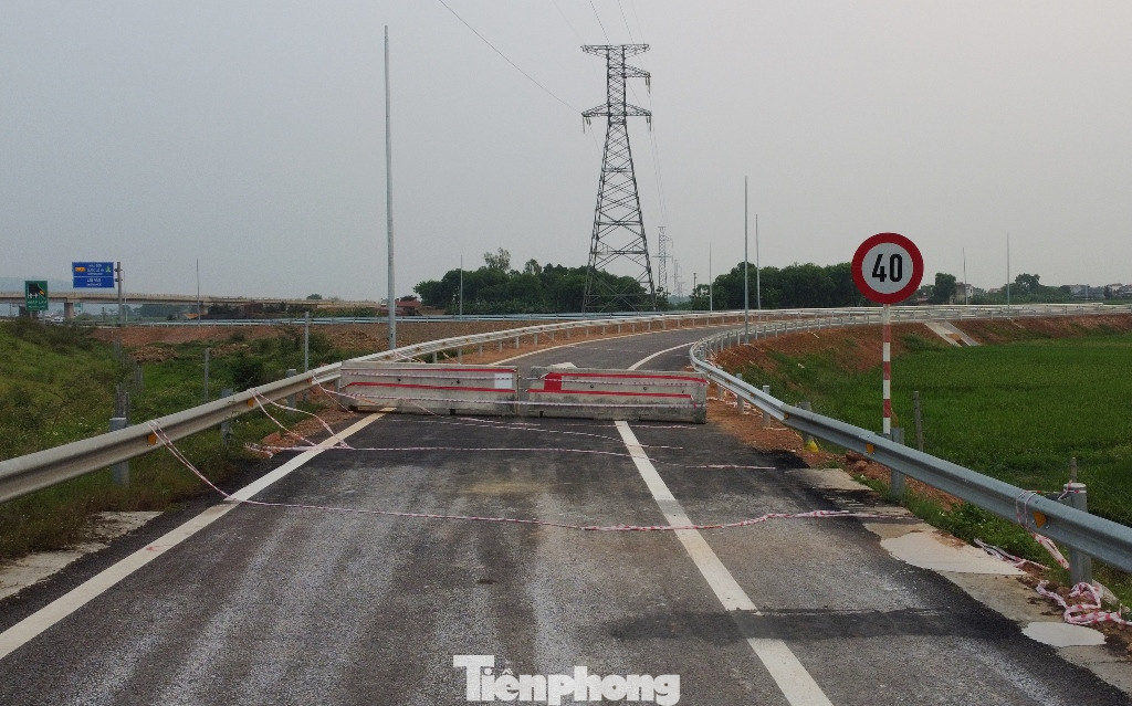 Theo ghi nhận của PV Tiền Phong, mặc dù đại diện chủ đầu tư thông báo hoàn thành xây dựng, đưa vào sử dụng nhưng thực tế vẫn còn nhiều hạng mục chưa thi công xong. Theo ghi nhận của PV Tiền Phong, mặc dù đại diện chủ đầu tư thông báo hoàn thành xây dựng, đưa vào sử dụng nhưng thực tế vẫn còn nhiều hạng mục chưa thi công xong.