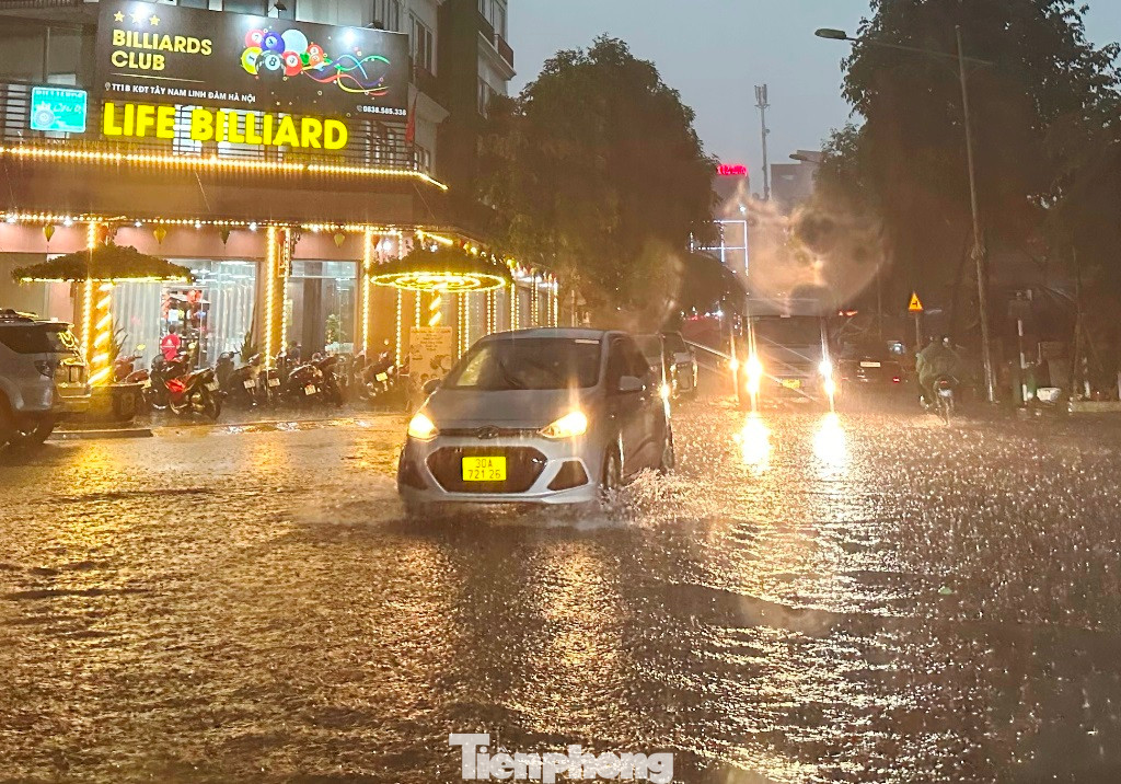 Nước ngập trên phố Văn Tân quận Hoàng Mai