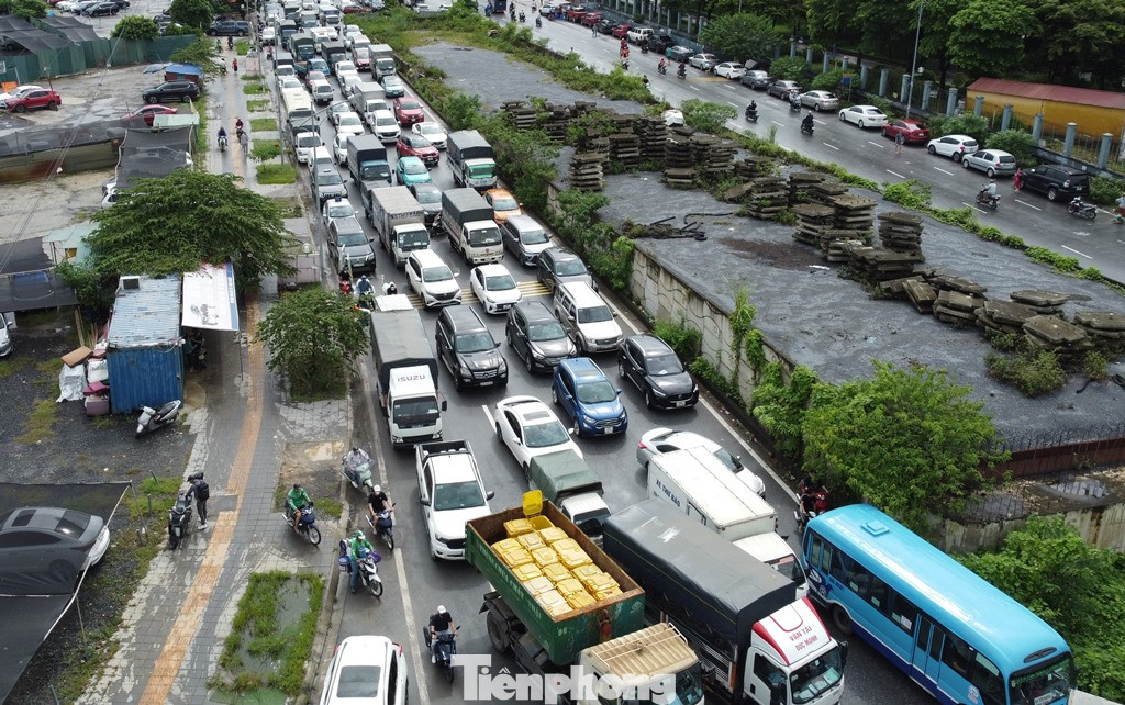 Đến 10h sáng nay, do đường nút giao Phùng Hưng - Xa La vẫn ngập sâu, khiến các tuyến đường dẫn đến nút giao này phương tiện bị ùn tắc kéo dài.