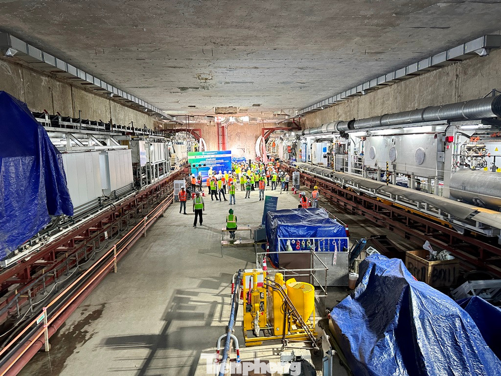 Hai máy rô bốt đào hầm BTM đặt song song tại tầng hầm để chuẩn bị vận hành sau lễ khởi công.