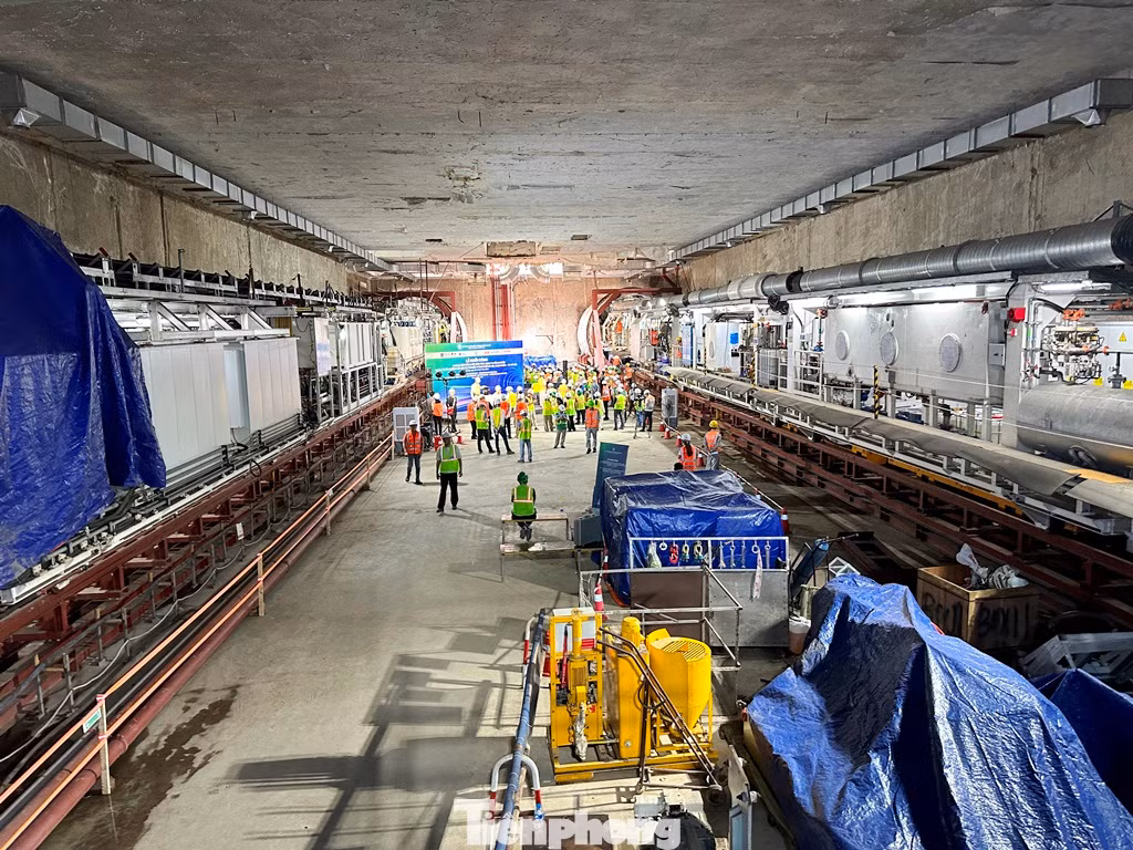 Hai máy rô bốt đào hầm BTM đặt song song tại tầng hầm để chuẩn bị vận hành sau lễ khởi công.