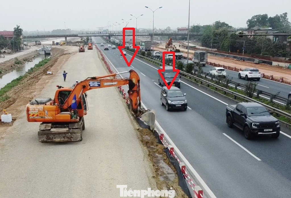 Công trường và máy móc thi công vận hành ngay trên làn đường khẩn cấp cao tốc Cầu Giẽ - Ninh Bình. Ảnh: V.H