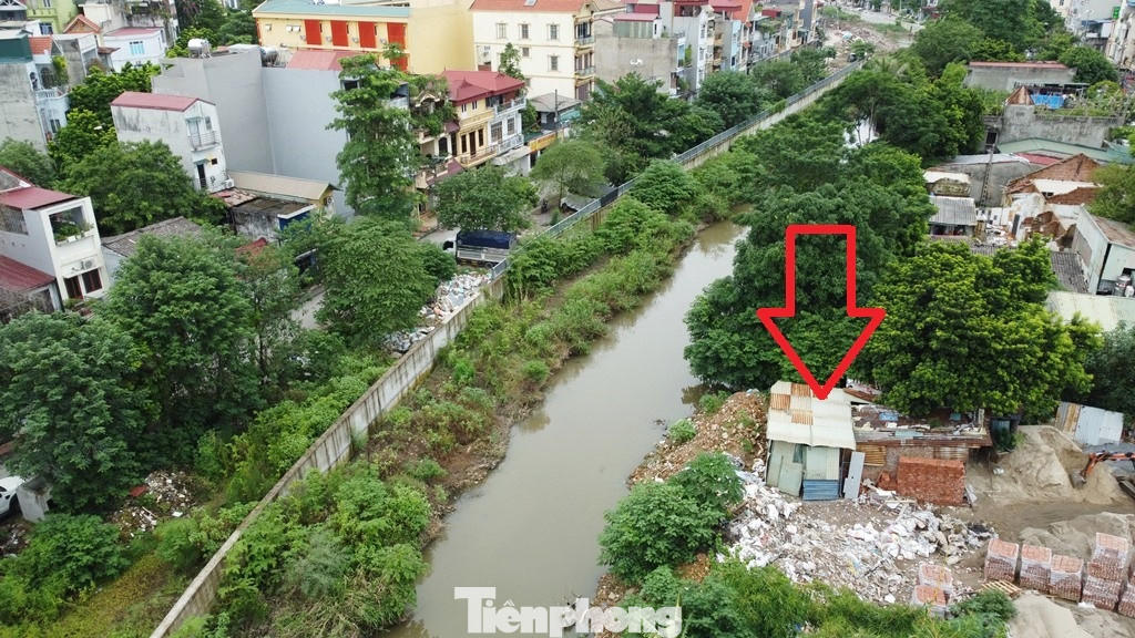 Thậm chí một số vị trí có công trình xây dựng được giải tỏa nhưng ngày 31/7 có mặt tại đây, chúng tôi đã ghi nhận đang có tình trạng người dân tái lấn chiếm, dựng lại công trình nhà, lán.