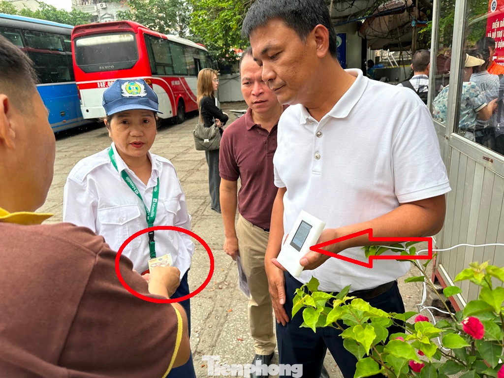 Tại bãi trông ô tô trên đường Trần Quang Khải sáng 15/4, một số lái xe vẫn dùng tiền mặt để trả phí, tuy nhiên sau khi được ông Nguyễn Đức Vinh - Công ty Khai thác điểm đỗ xe Hà Nội và nhân viên trực tiếp hướng dẫn, cầm máy đọc thẻ (mũi tên) được trang bị cho bãi xe, tài xế đã hưởng ứng, thanh toán bằng công nghệ.