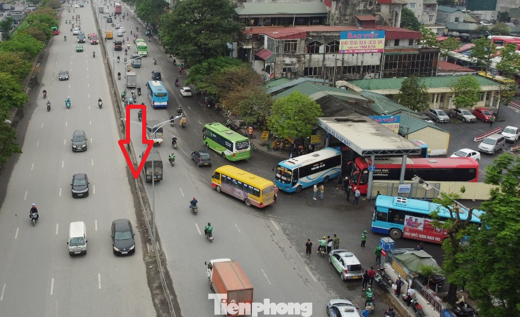 Tuy nhiên, Sở GTVT Hà Nội cho biết, việc cho xe từ cổng bến đi thẳng sang làn đường Giải Phóng đối diện để quay đầu ra Pháp Vân chỉ thực hiện vào giai đoạn 2 của dự án hầm Vành đai 2 (khi hàng rào dựng trên diện rộng), hiện nay vị trí này (mũi tên đỏ) vẫn được rào tạm thời lại.