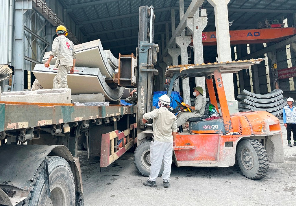 Cẩu, đưa các miếng vỏ hầm về Hà Nội để lắp hoàn thiện, đưa vào máy đào hầm. Cẩu, đưa các miếng vỏ hầm về Hà Nội để lắp hoàn thiện, đưa vào máy đào hầm.