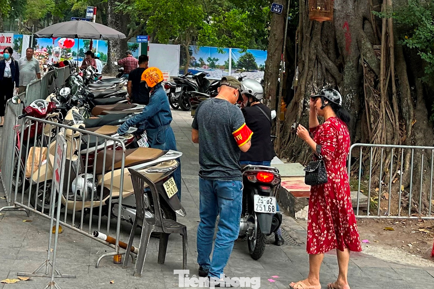 Tại các bãi trông ô tô, xe máy tại nhiều khu vực như đền Bạch Mã (Hoàn Kiếm); đền Quán Thánh, Hồ Trúc Bạch (Ba Đình); Văn miếu Quốc Tử Giám (Đống Đa); bãi xe chùa Bằng (Hoàng Mai)… những ngày đầu năm, phóng viên đã ghi nhận được tình trạng thu phí cao gấp đôi, gấp ba giá quy định.