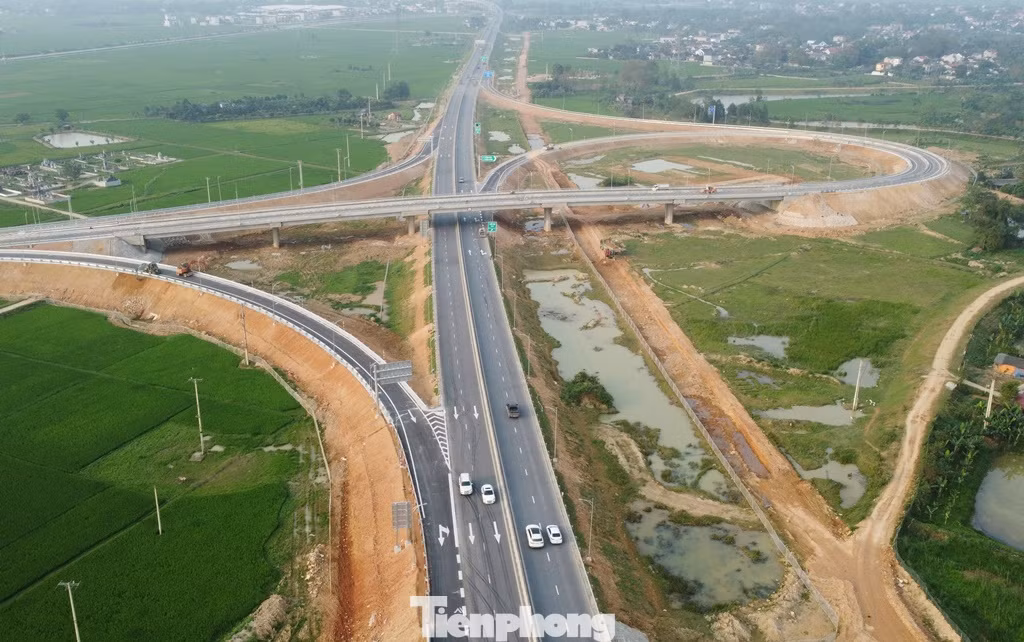 Tuy dự án đều có quỹ đất được quy hoạch nhưng các chủ đầu tư, ban quản lý dự án mới hoàn thành phần đường, còn trạm dừng nghỉ, tiếp nhiên liệu đang bị bỏ trống.