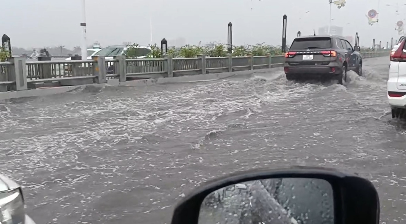 Nước ngập trên cầu Vĩnh Tuy gần tràn cả bờ dải phân cách bê tông cao nửa mét.