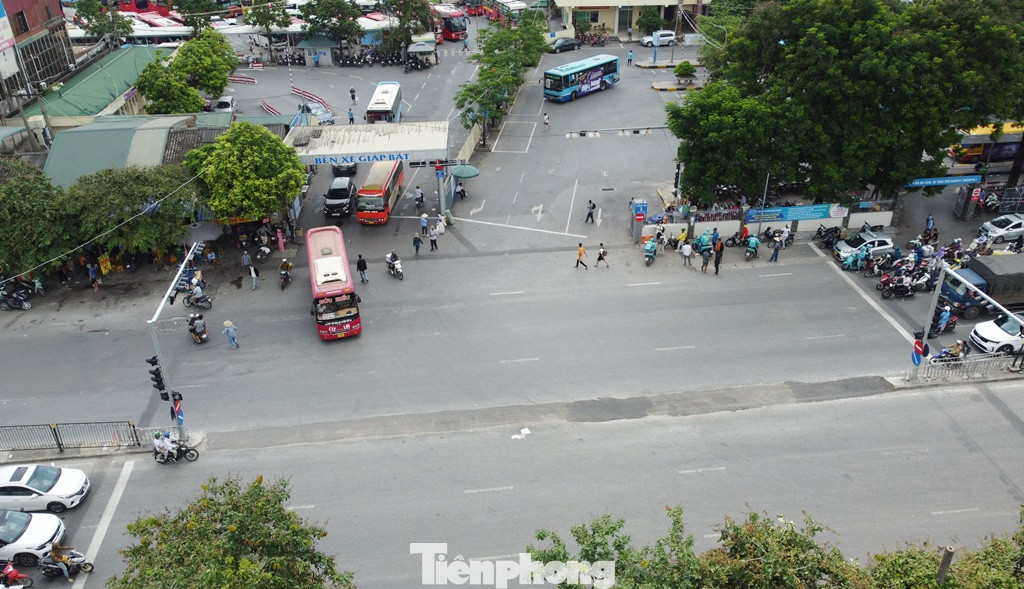 Việc này vừa được liên ngành Công an và Thanh tra Sở GTVT Hà Nội thống nhất và thực hiện một điểm mở dải phân cách giữa trên đường Giải Phóng. Những ngày đầu lực lượng chức năng sẽ đứng hướng dẫn, chặn xe, những ngày tiếp theo sẽ điều tiết bằng đèn tín hiệu.