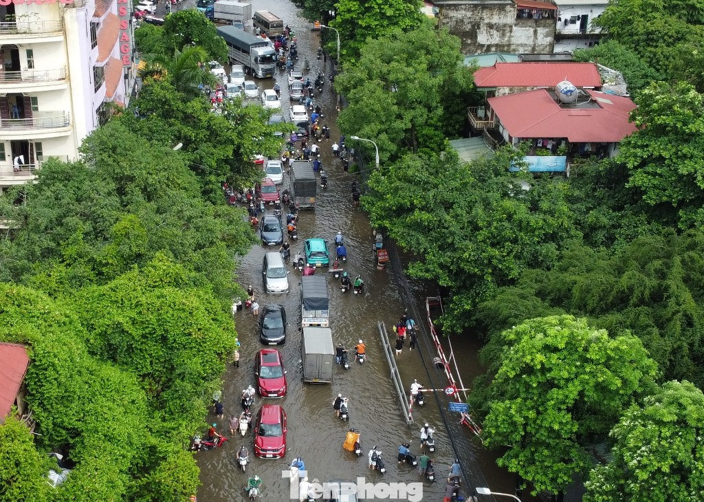 Thời điểm 9h30 sáng nay, nút giao Phùng Hưng - Xa La vẫn còn ngập khoảng 0,4 mét, phương tiện đi lại khó khăn, riêng xe hai bánh phải dắt do chết máy.