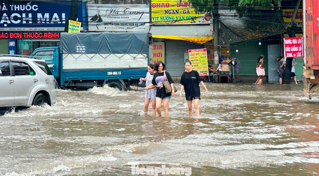 Người và xe lội nước tại ngã ba Xa La - Phùng Hưng thời điểm trưa nay.