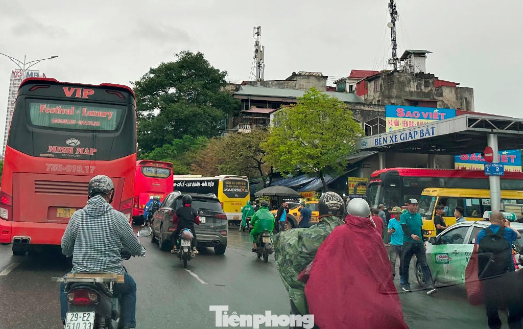 Trước tình trạng trên, để xe khách lưu thoát nhanh sau khi từ bến xe Giáp Bát, giảm mật độ xe trên đường Giải Phóng và nút giao với Kim Đồng, chủ đầu tư dự án hầm chui Giải Phóng - Kim Đồng và đại diện các đơn vị dự họp đã đề xuất bỏ quy định cho xe khách vào phố Kim Đồng quay đầu.