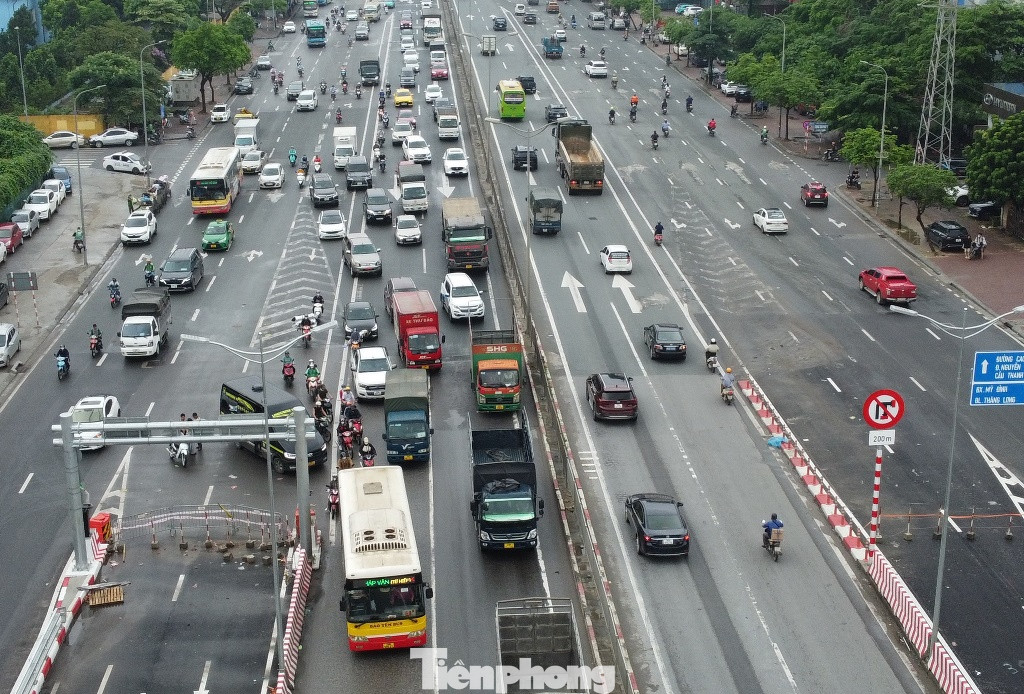 Sáng 3/5 nhiều phương tiện đi ở đường Vành đai 3 đến nút giao Mai Dịch vẫn bị thắt nút cổ chai do cầu thép bị quây rào.