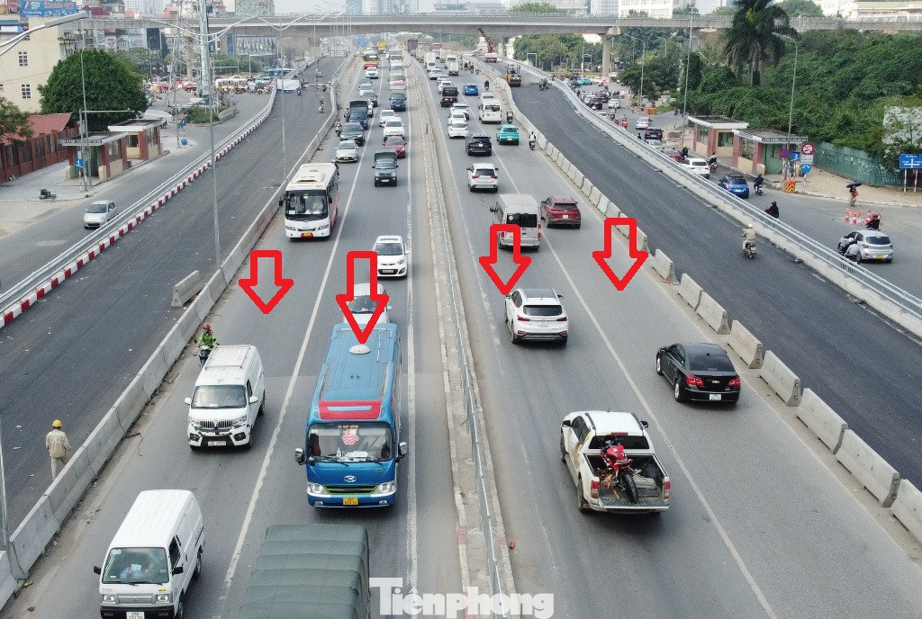 Theo phương án tổ chức giao thông của dự án, sau khi thông xe toàn bộ 4 làn xe của cầu vượt Mai Dịch hiện hữu (cầu bê tông - mũi tên đỏ) sẽ được tách riêng làm 4 làn xe ô tô trên tuyến đường trên cao Vành đai 3.
